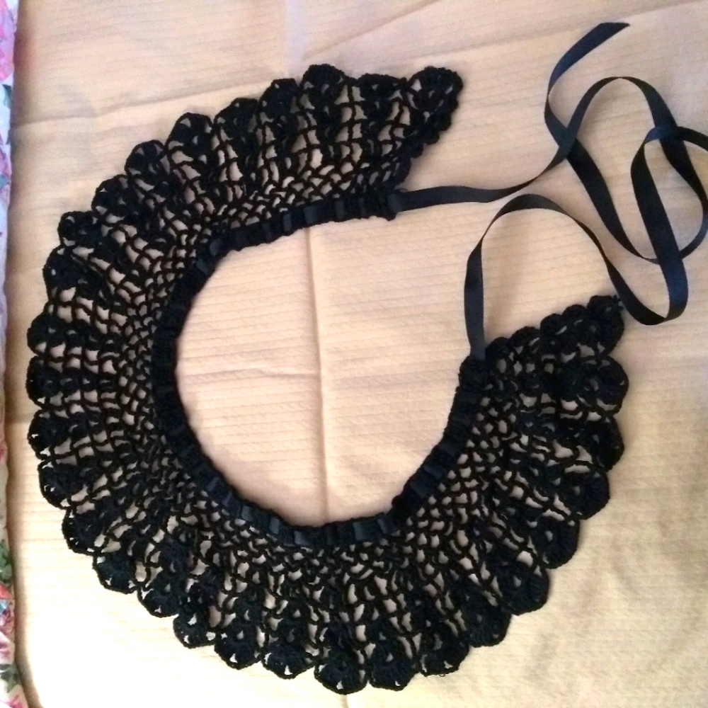 Vintage handmade crocheted collar in navy.